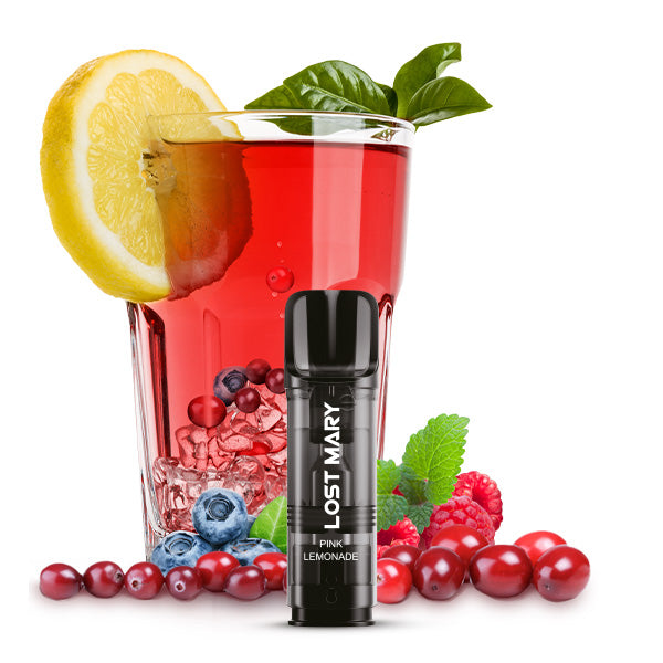 Rosa Limonade im hohen Glas mit Zitronenscheibe, umgeben von Beeren, Minzblättern und Pink Lemonade TAPPO Pod.